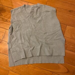 Oversized cropped vest.